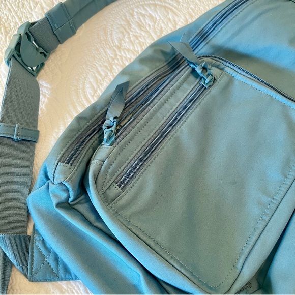 Vera Bradley 🩵 Cotton Sling Backpack - Picture 7 of 9